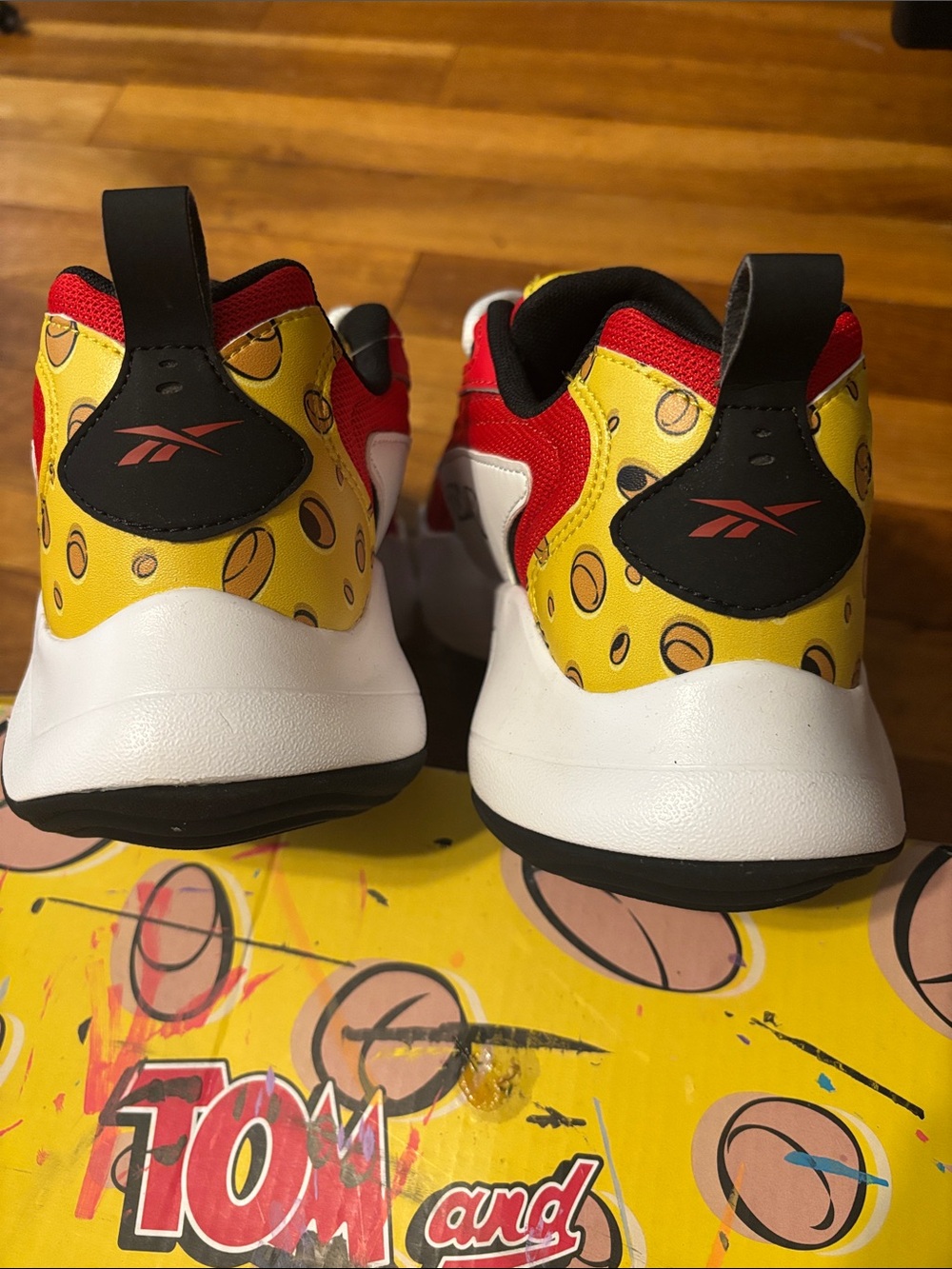 Reebok Vector Runner Tom & Jerry Red White Yellow Black Sneakers Shoes - Picture 4 of 10
